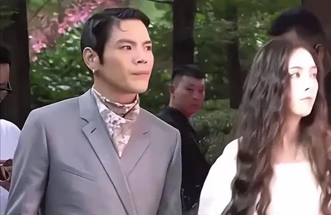 郭碧婷:向佐近期罕見同框,兩人全程冷臉不互動,牽手細節引熱議