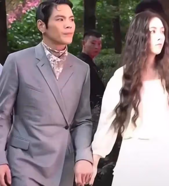 郭碧婷:向佐近期罕見同框,兩人全程冷臉不互動,牽手細節引熱議