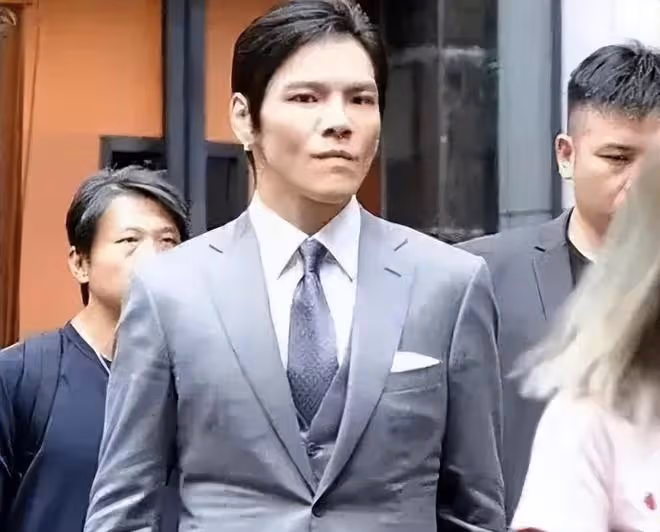 郭碧婷:向佐近期罕見同框,兩人全程冷臉不互動,牽手細節引熱議