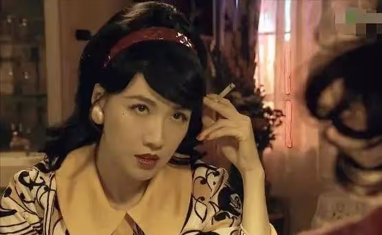 家道中落替父還債,遭遇男友無情拋棄,李施嬅40多年的人生不容易