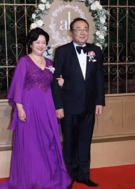 黃曉明爸媽合體走紅毯，爸爸儀態威嚴似霸總，媽媽穿紫裙高貴時髦