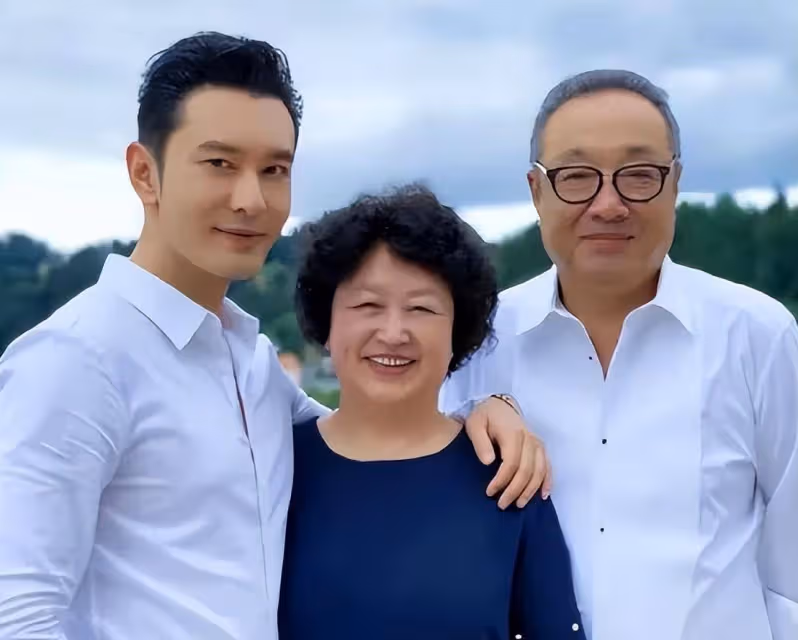 黃曉明爸媽合體走紅毯,爸爸儀態威嚴似霸總,媽媽穿紫裙高貴時髦