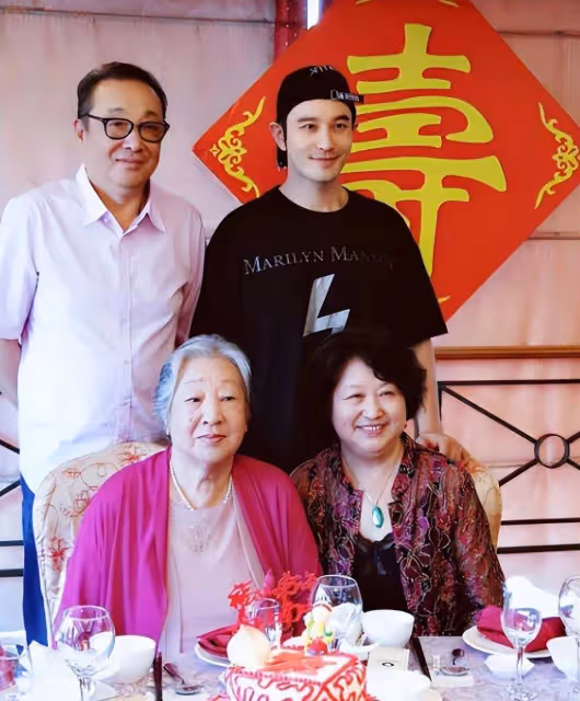黃曉明爸媽合體走紅毯,爸爸儀態威嚴似霸總,媽媽穿紫裙高貴時髦