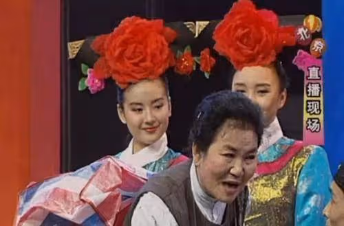 董潔的逆襲:16歲偷偷上舞台無人識,20歲再上舞台紅遍全國