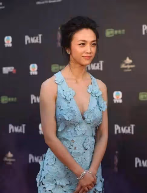 湯唯傲人的身材真搶鏡，穿藍色深V鏤空長裙性感嫵媚，氣質真高級