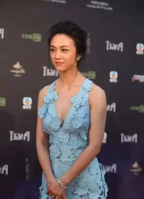 湯唯傲人的身材真搶鏡，穿藍色深V鏤空長裙性感嫵媚，氣質真高級
