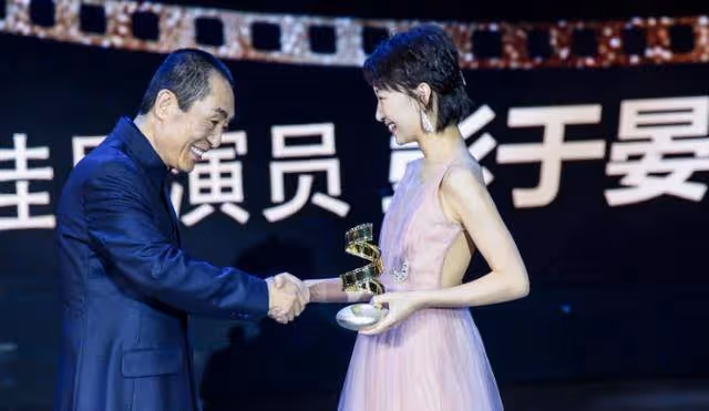 周冬雨從小土妞到影后,除了感謝張藝謀,最應該感謝這個男人