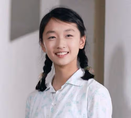 周冬雨從小土妞到影后,除了感謝張藝謀,最應該感謝這個男人