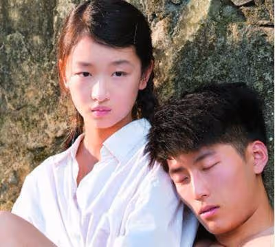 周冬雨從小土妞到影后,除了感謝張藝謀,最應該感謝這個男人