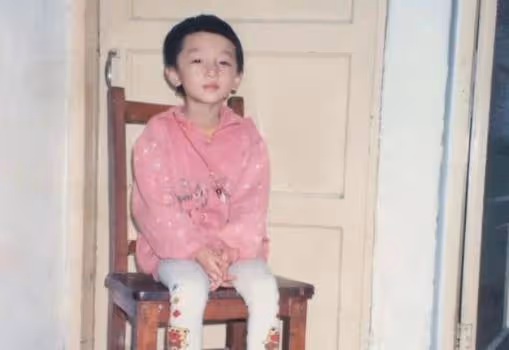 周冬雨從小土妞到影后，除了感謝張藝謀，最應該感謝這個男人
