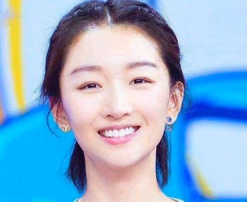 周冬雨從小土妞到影后，除了感謝張藝謀，最應該感謝這個男人