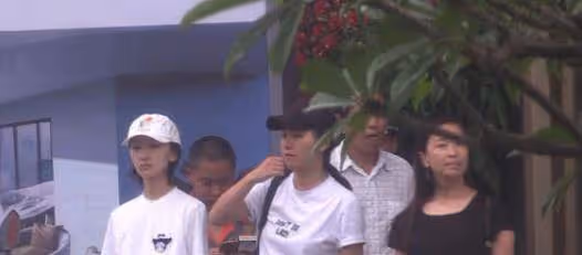 周冬雨從小土妞到影后，除了感謝張藝謀，最應該感謝這個男人