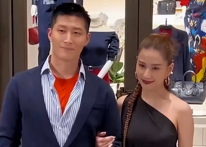 竇驍怎麼這麼油膩了？攜何超蓮出席活動，穿西裝疊穿紅毛衣太土了