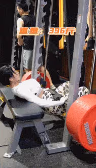 E杯教練一個「女友跪」，盡顯豐胸翹臀！讓全網直男淪陷了