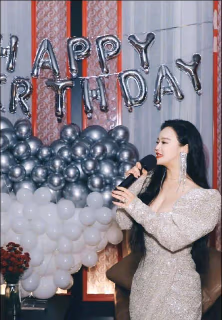 冉瑩穎生日陣容真高調！穿U領裙秀傲人身材，收到一桌花真惹人羨