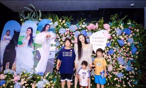 冉瑩穎生日陣容真高調！穿U領裙秀傲人身材，收到一桌花真惹人羨