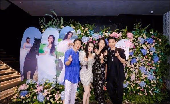 冉瑩穎生日陣容真高調！穿U領裙秀傲人身材，收到一桌花真惹人羨
