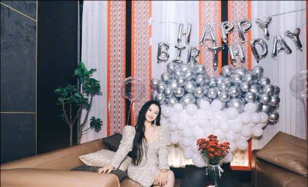 冉瑩穎生日陣容真高調！穿U領裙秀傲人身材，收到一桌花真惹人羨