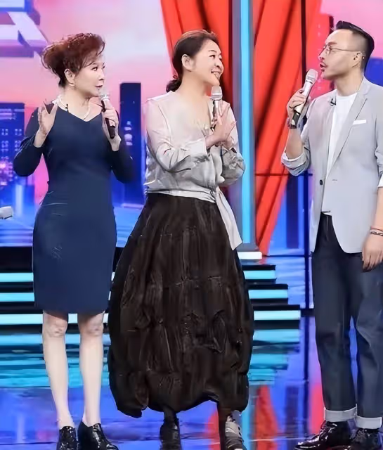 宋曉英撞衫倪萍，差4歲宛如兩代人，一個花哨奶奶，一個優雅貴婦