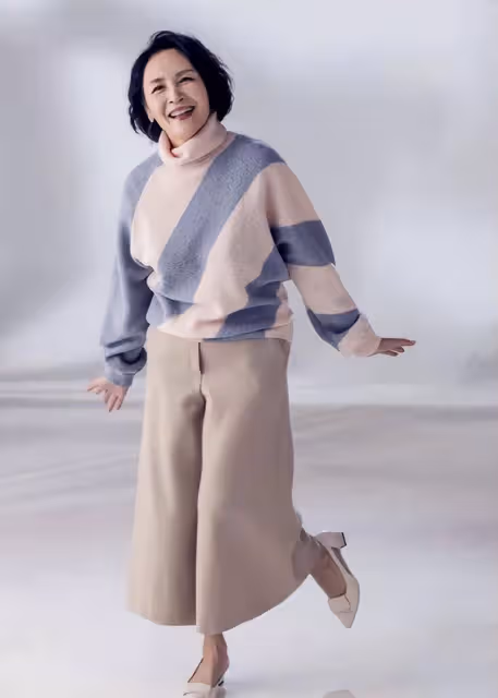 宋曉英撞衫倪萍，差4歲宛如兩代人，一個花哨奶奶，一個優雅貴婦