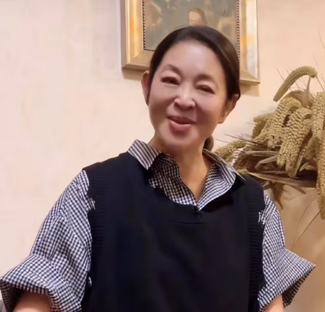 宋曉英撞衫倪萍，差4歲宛如兩代人，一個花哨奶奶，一個優雅貴婦