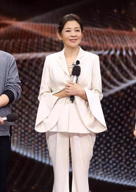 宋曉英撞衫倪萍，差4歲宛如兩代人，一個花哨奶奶，一個優雅貴婦