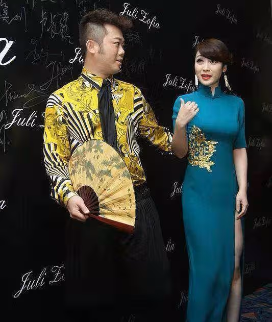 柳岩這身材不穿旗袍可惜了，「蜂腰」長腿太傲人，線條美得不真實