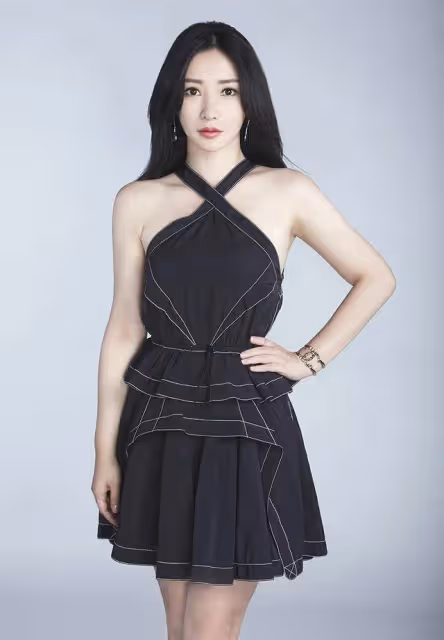 柳岩這身材不穿旗袍可惜了，「蜂腰」長腿太傲人，線條美得不真實