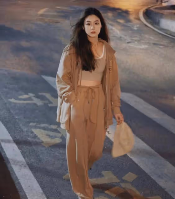 見過大世面的女人：不穿黑絲、更不穿無痕褲！這樣打扮更時髦洋氣