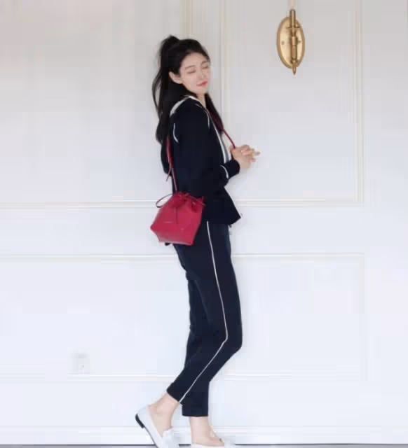 見過大世面的女人：不穿黑絲、更不穿無痕褲！這樣打扮更時髦洋氣