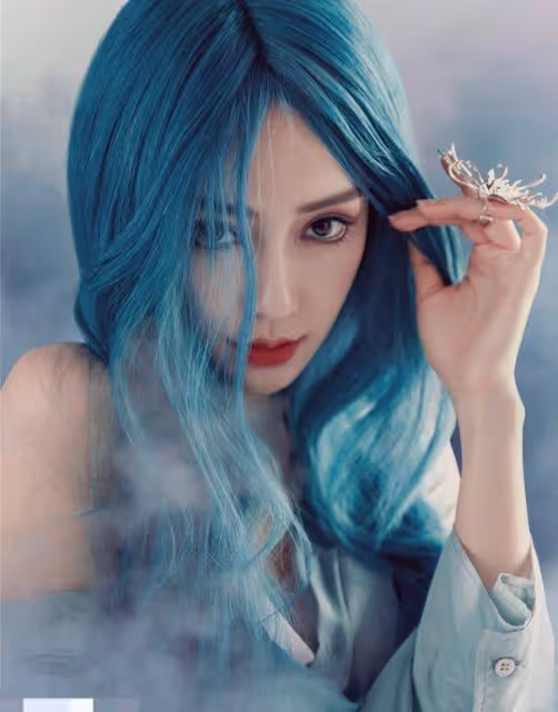 32歲baby形象大變，一頭藍發不見少女感，瘦出排骨胸難掩傲人身材