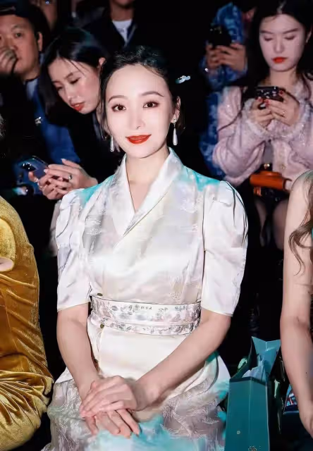 因為身材太好，《狂飆》兩集給她換了六套衣服，瞬間拿捏直男的心