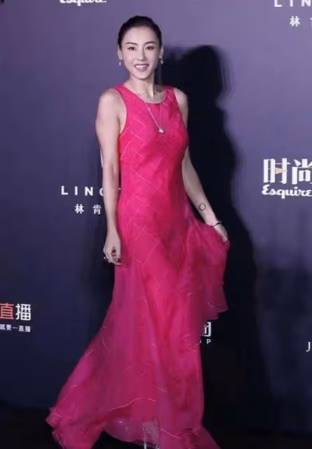 張柏芝能這麼「火」是有原因的，一襲玫紅色連衣裙，養眼又搶鏡
