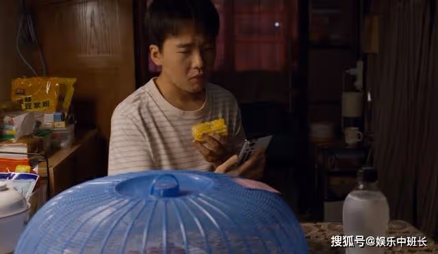 《平凡之路》有多寫實?兩間令人窒息的出租屋,還原了打工人的酸