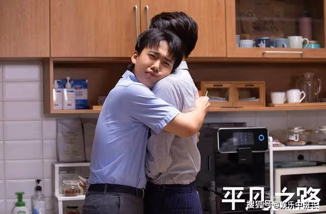 《平凡之路》有多寫實?兩間令人窒息的出租屋,還原了打工人的酸