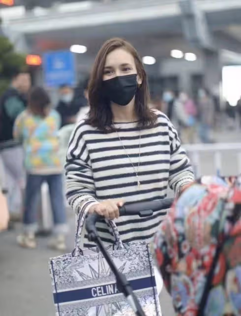 盧靖姍帶娃開工，歐式街拍打扮隨性大方，2萬媽媽包接地氣