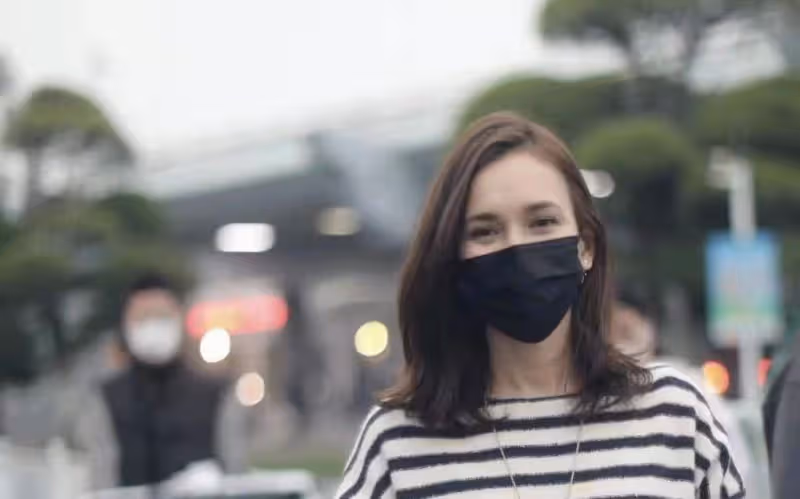 盧靖姍帶娃開工，歐式街拍打扮隨性大方，2萬媽媽包接地氣