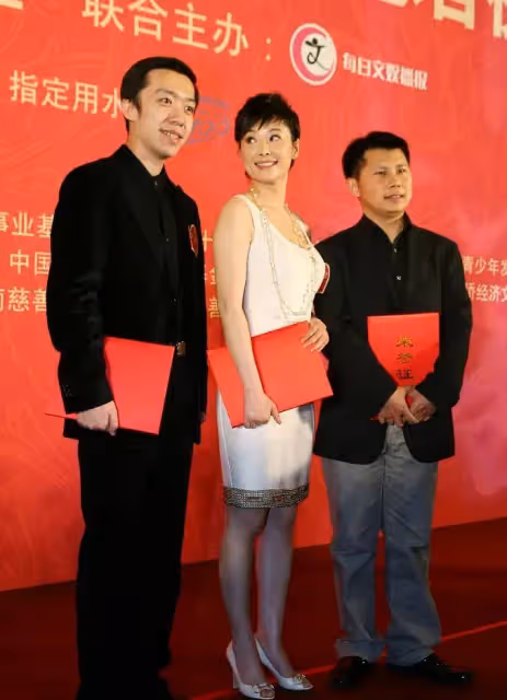 原來袁立也有「傲人身材」，穿粉色裹胸裙線條明顯，氣質高級驚艷