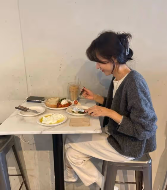 春天不是非得穿亮色才時髦，13套灰色穿搭示範，體面大方又高級