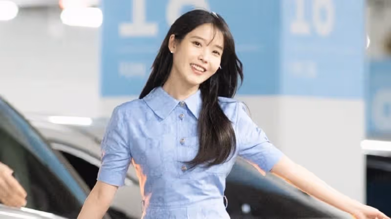 IU被指抄襲後首次公開露面，表情陽光燦爛，充滿積極向上的活力