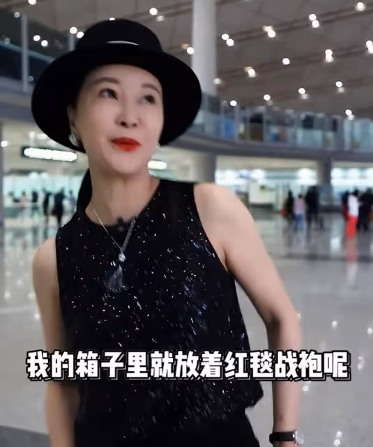 主持人王小騫被坎城紅毯邀請，拎40W包走機場，扭腰擺臀被嘲丟人