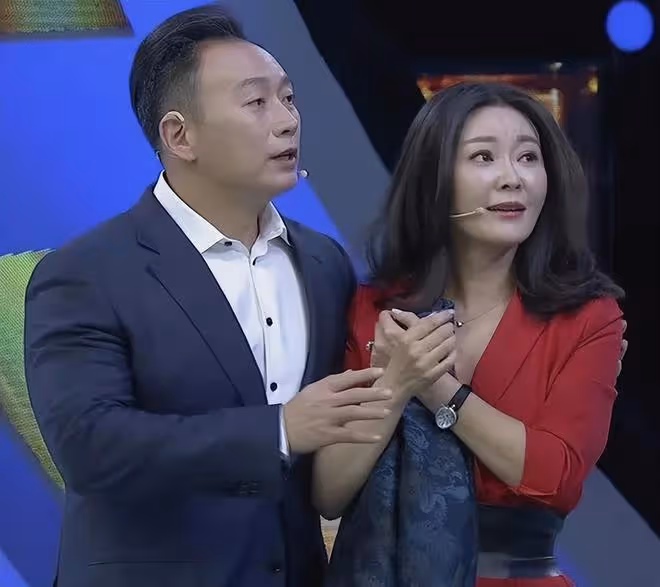主持人王小騫被坎城紅毯邀請，拎40W包走機場，扭腰擺臀被嘲丟人