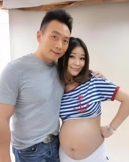 主持人王小騫被坎城紅毯邀請,拎40W包走機場,扭腰擺臀被嘲丟人