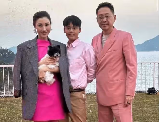 李嘉欣與子乘機散心,提前慶祝母親節,12歲兒子比1米75的媽還高