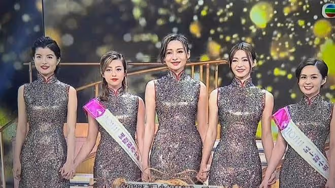 李嘉欣與子乘機散心,提前慶祝母親節,12歲兒子比1米75的媽還高