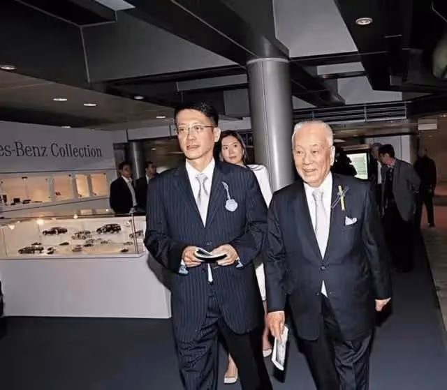 李嘉欣與子乘機散心,提前慶祝母親節,12歲兒子比1米75的媽還高