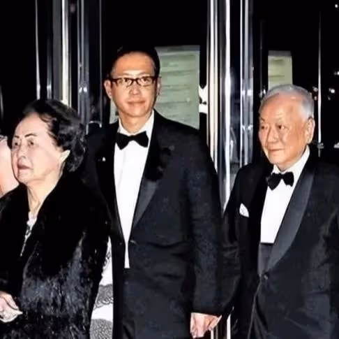李嘉欣與子乘機散心,提前慶祝母親節,12歲兒子比1米75的媽還高