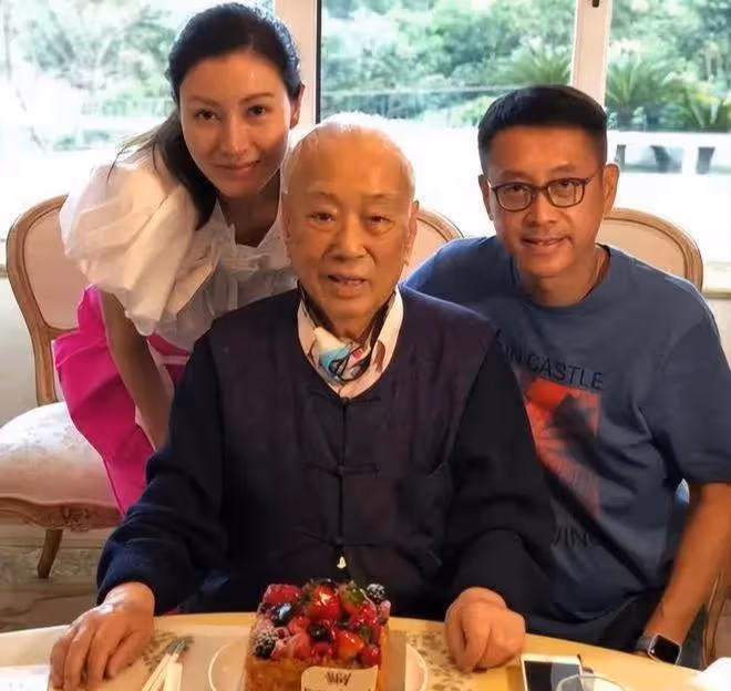 李嘉欣與子乘機散心,提前慶祝母親節,12歲兒子比1米75的媽還高