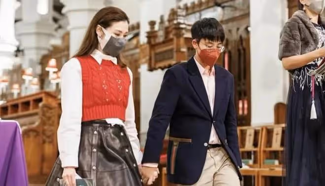 李嘉欣與子乘機散心,提前慶祝母親節,12歲兒子比1米75的媽還高