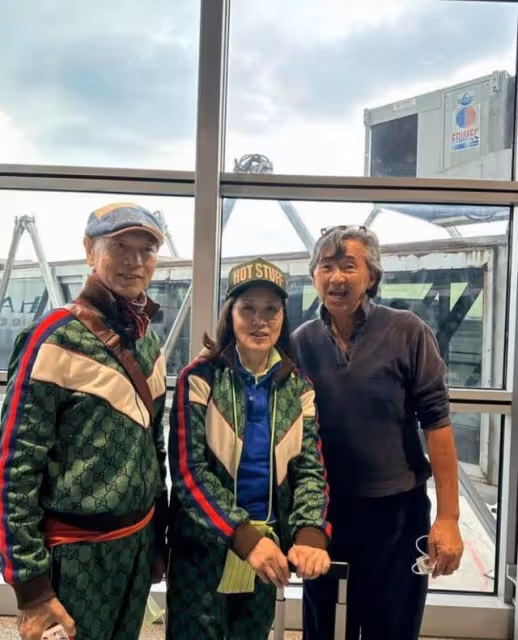 出雙入對!75歲TVB台柱攜老公馬來登台,名牌情侶裝出動價值近2萬